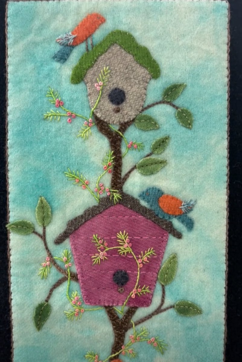 ValdaniInc's tweet image. Bell Pull Club’s March project “House for Rent” - Granny's Legacy Patterns
facebook.com/grannyslegacyp…
#embroidery #handdyedwool #woolapplique #wool #Valdani #artisandyedwool #stitchGLP #BlockOfTheMonth #birdhouse