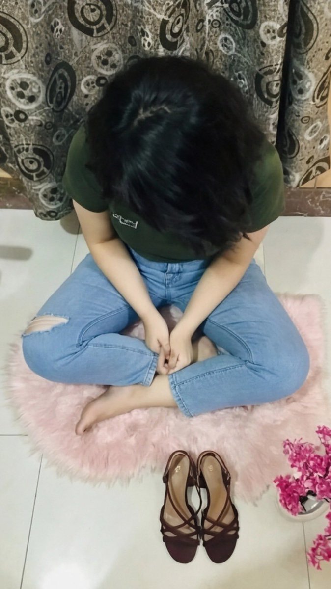Feetchills's tweet photo. Realize that your tongue belongs to my feet https://t.co/ZkcOYkAHmQ