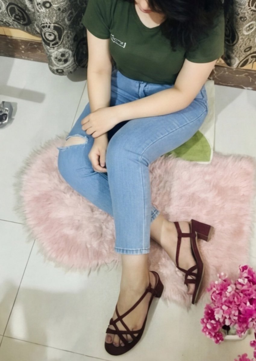 Feetchills's tweet photo. Realize that your tongue belongs to my feet https://t.co/ZkcOYkAHmQ