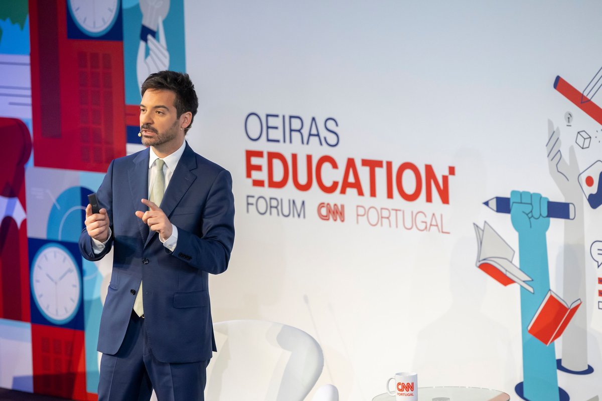 Educacao_PT's tweet photo. “O Digital ao Serviço da Educação deve ter como propósito ser um instrumento para aprender melhor, avaliar melhor e preparar os alunos para os desafios da sua vida adulta”, disse o Secretário de Estado Adjunto e da Educação durante a abertura do 2.º dia do Oeiras Education Forum. https://t.co/zBH2V9I4Yg