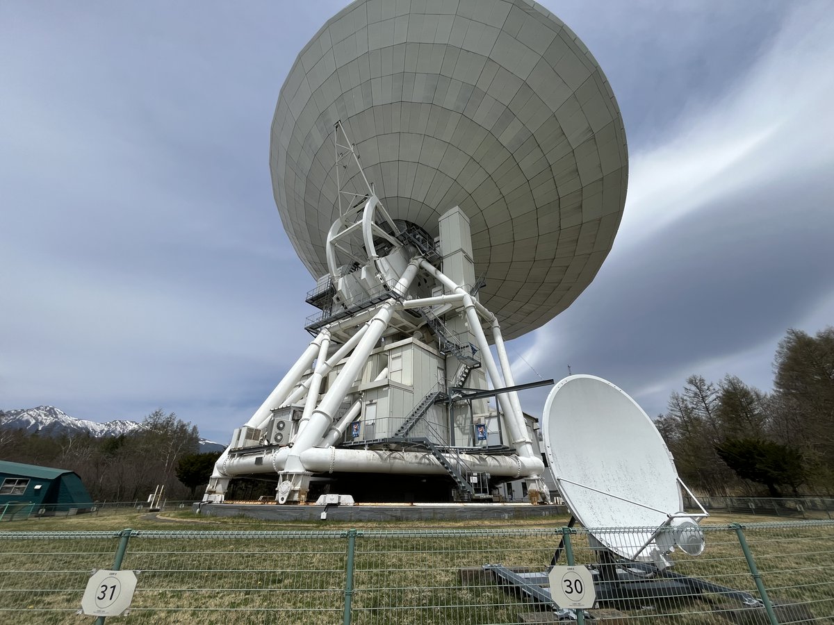 Madoka_Hoshimi's tweet image. 45m電波望遠鏡、通称ヨンゴー！

アンテナを一番上から一番下まで動かすには、大体4分くらいかかります💦
#隻眼の残像