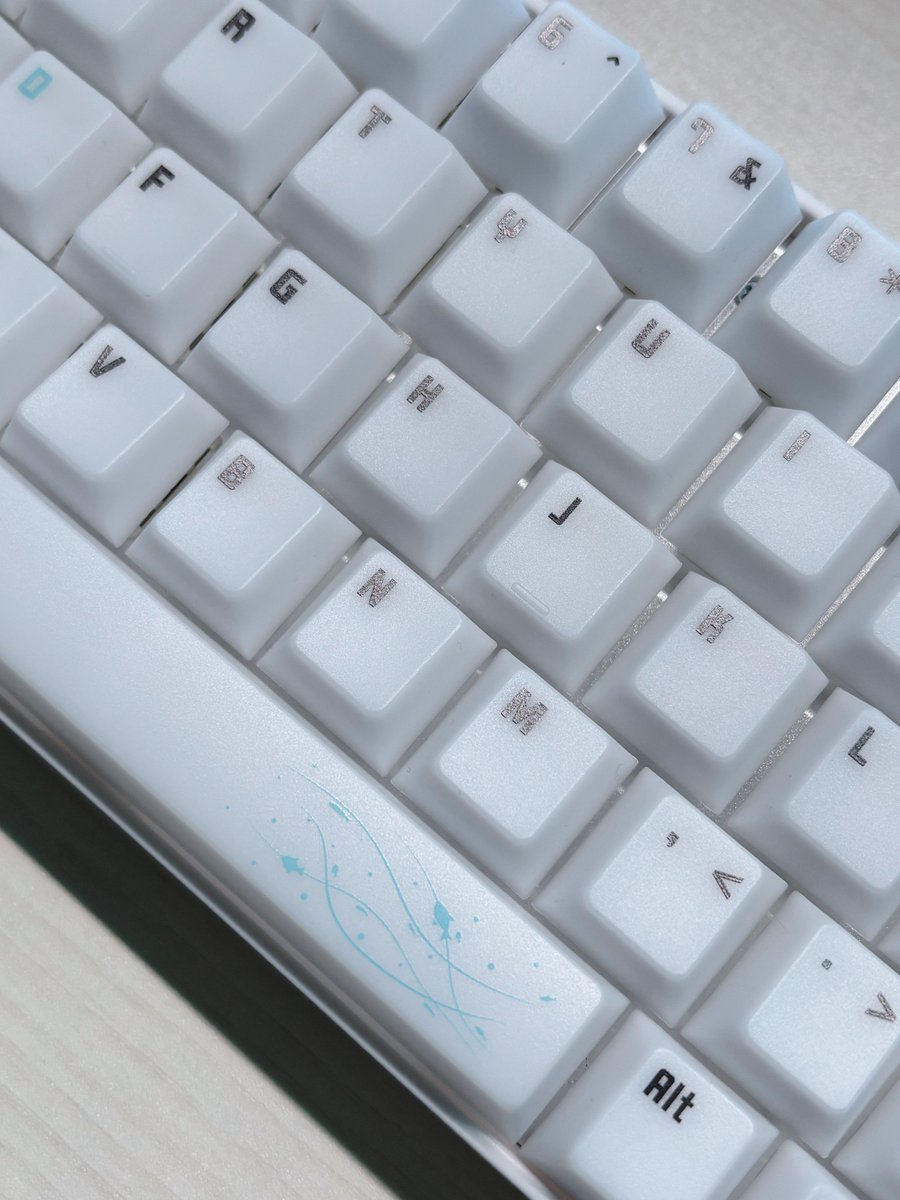 ray_mashiro's tweet image. 〖STORIA Mercury65 Keyboard〗
彗星をモチーフにした真っ白なビジュが綺麗すぎるラピトリ搭載キーボード🤍𖤐 ̖́-
コンパクトな65％キーボードで、半透明のキーキャップにぽわんと光るカスタマイズ可能なライティングが綺麗🌟
提供:STORIA様(@storia_ic)
動画はこちらから💭↓
#PR #STORIA #desksetup