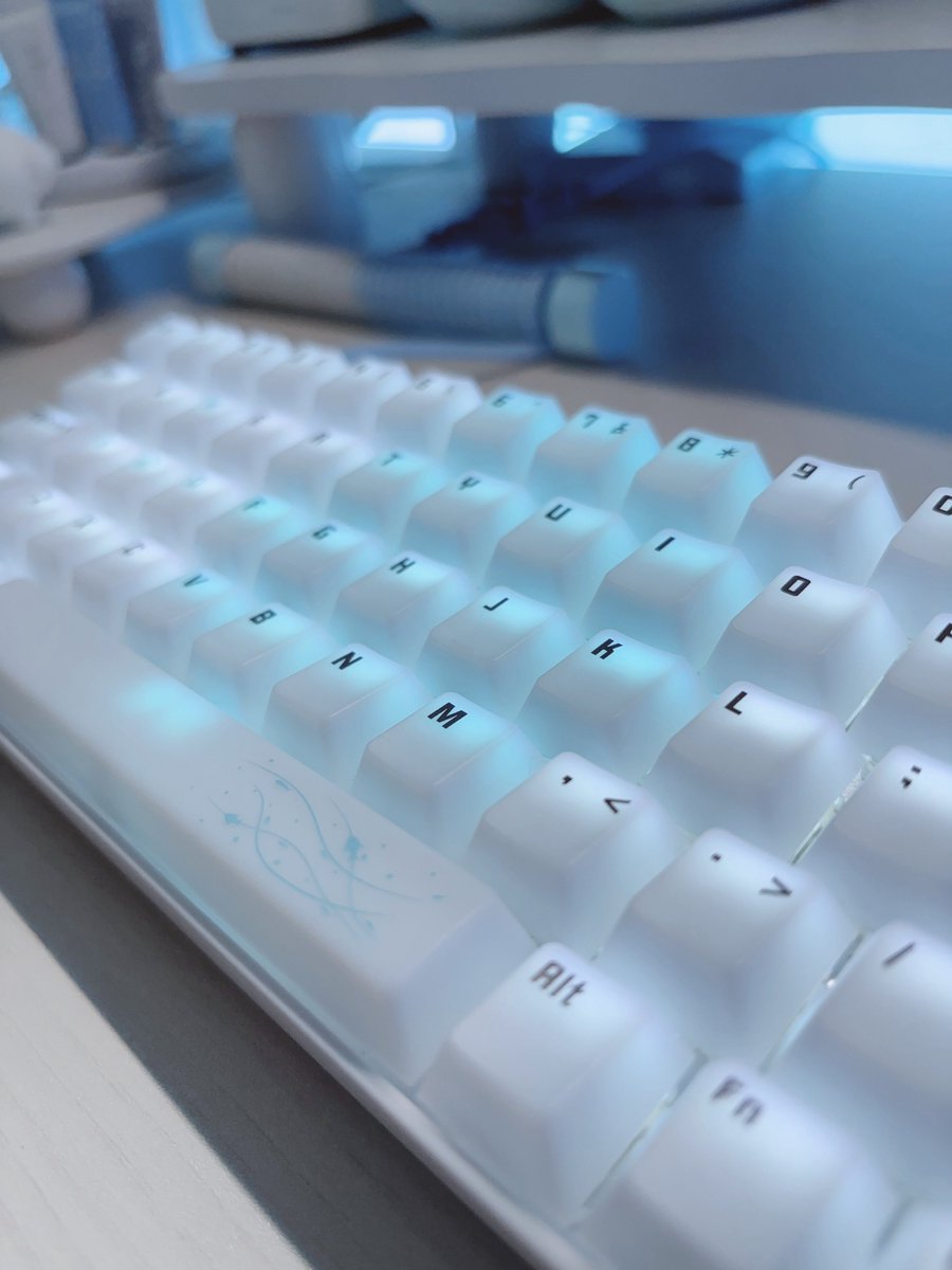 ray_mashiro's tweet image. 〖STORIA Mercury65 Keyboard〗
彗星をモチーフにした真っ白なビジュが綺麗すぎるラピトリ搭載キーボード🤍𖤐 ̖́-
コンパクトな65％キーボードで、半透明のキーキャップにぽわんと光るカスタマイズ可能なライティングが綺麗🌟
提供:STORIA様(@storia_ic)
動画はこちらから💭↓
#PR #STORIA #desksetup