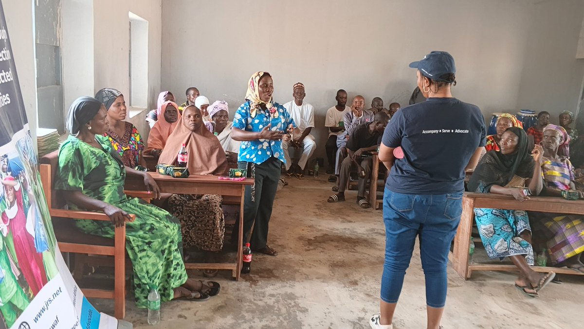 jrsWaf's tweet image. EMPOWERING WOMEN💪
#JRS Nigeria held a 2 day town hall in Girei, Adamawa, uniting 80 #IDPs reps. Supported by @Gob_eus (Basque government), leaders committed to women’s economic empowerment, inclusion &amp;amp; ending violence strengthening resilient communities.
#GenderEquality #Gender
