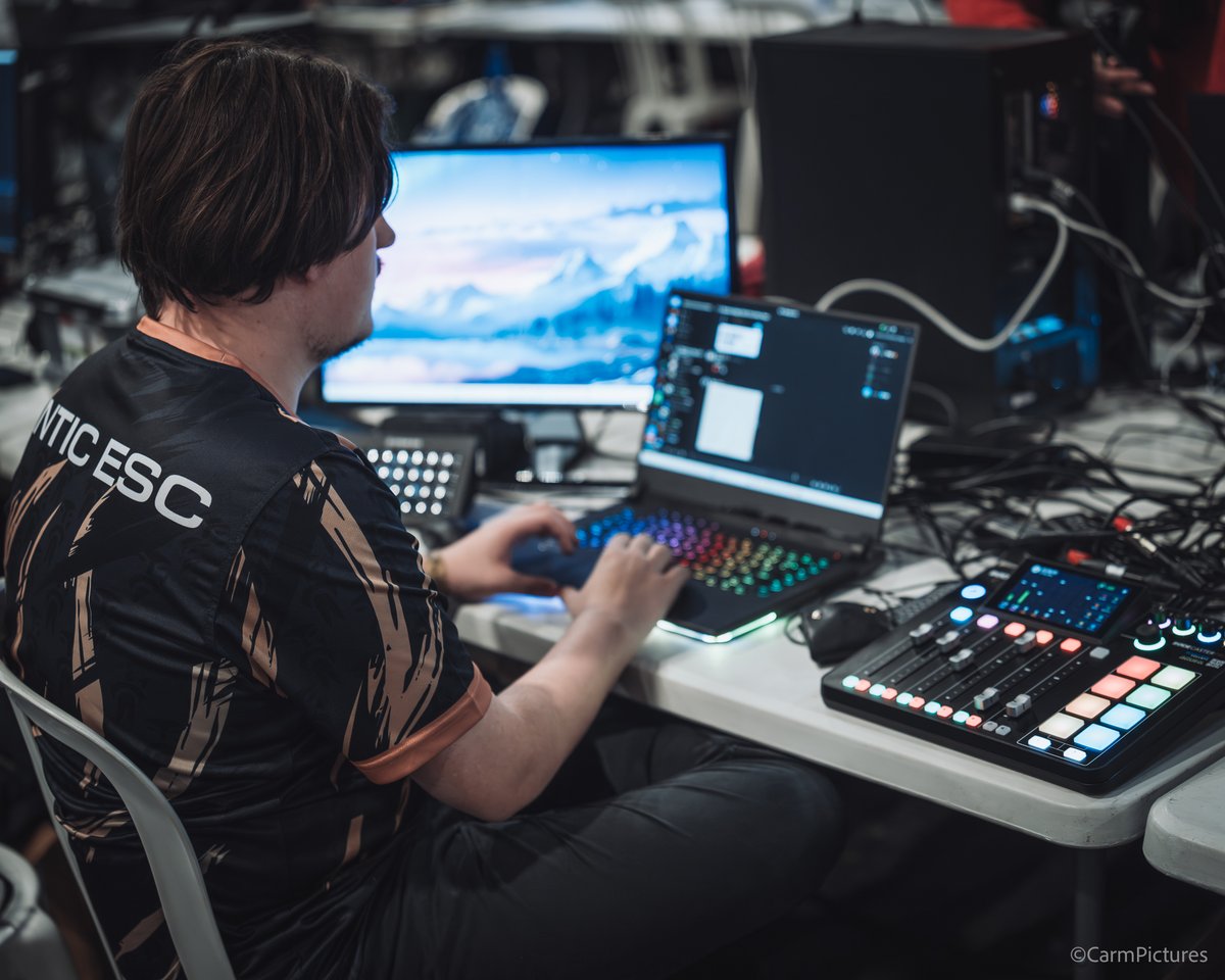 Warlock Production à la Gamers Assembly 

Ces images montrent une partie de ce qu’on aime dans la production esport : accompagner, anticiper, s’adapter et faire en sorte que tout tienne dans l’intensité du moment.
Merci à tous ceux présents sur place. 
<a href="/AnticeSport/">Antic ESC</a> 
<a href="/CarmPictures/">Carm</a>