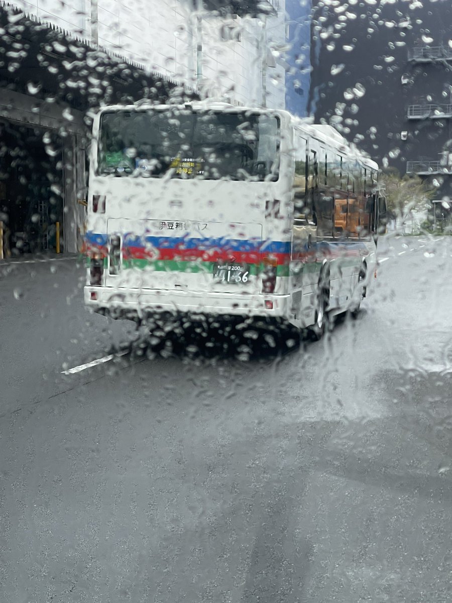 Atom339107's tweet photo. ロジポートの中を多摩ナンバーの伊豆箱根が走ってた🚌
今月から❓ https://t.co/BMk0Qk0hhy