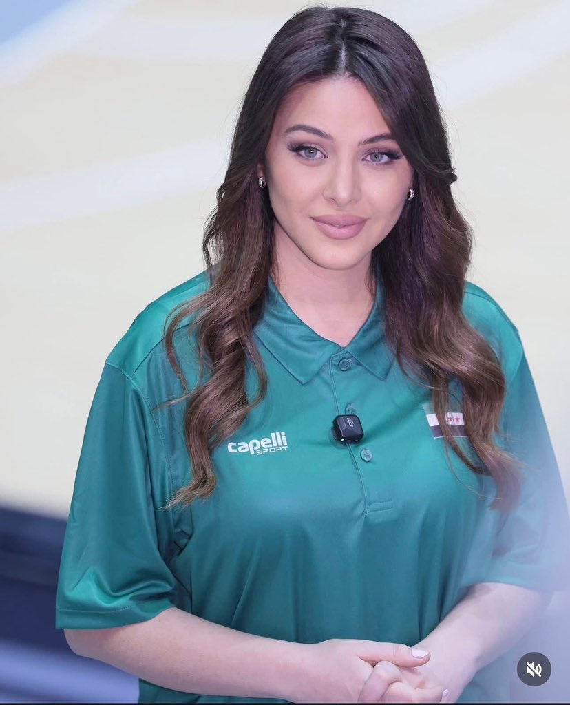 Syriasfootball's tweet photo. الإعلامية السورية آسيا هشام بجلسة تصوير خاصة بصالة الفيحاء المستحدثة بمدينة دمشق 💚..

الجلسة مع المبدع مجد قزيز 

برأيكم ممكن نشوفها بأجواء كرة السلّة  👀 https://t.co/HJegB3wJxx