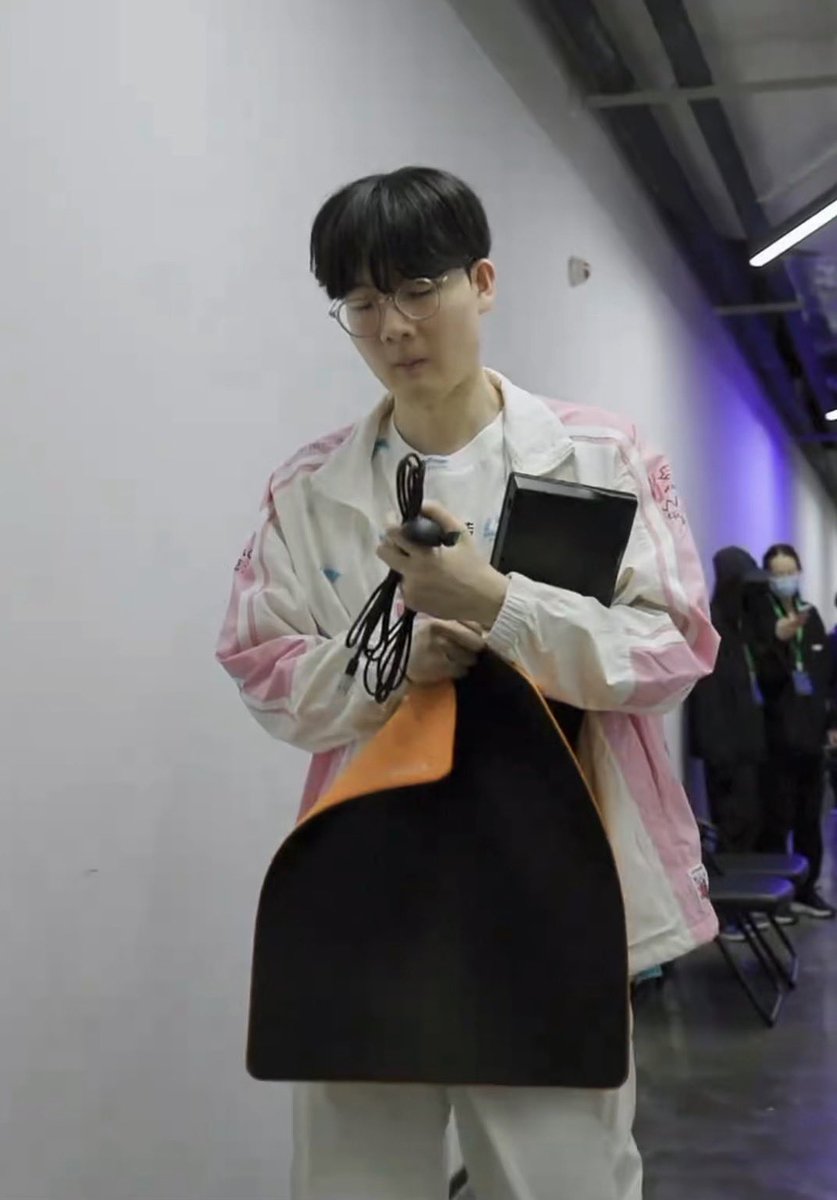 maybe_macy_'s tweet photo. Viper using the Artisan NINJA FX ZERO mousepad

🎥：我记得到贤的鼠标垫跟你是同款吧？
🎤：跟我是同款？
🎥：我忘记了
🎤：哪个？你说的是哪个？
🎥：就那个橘… 橘红色的那个，名字我忘了
🎤：那个… 剑匠啊！
🎥：诶，对对对
🎤：就那个大的橙色的
🎥：对，你问… 每次他都不想折，我都给他拎着，他很专业的
🎤：他那个鼠标垫确实不能折啊！
🎥：对，他如果… 他很细节、很专业
