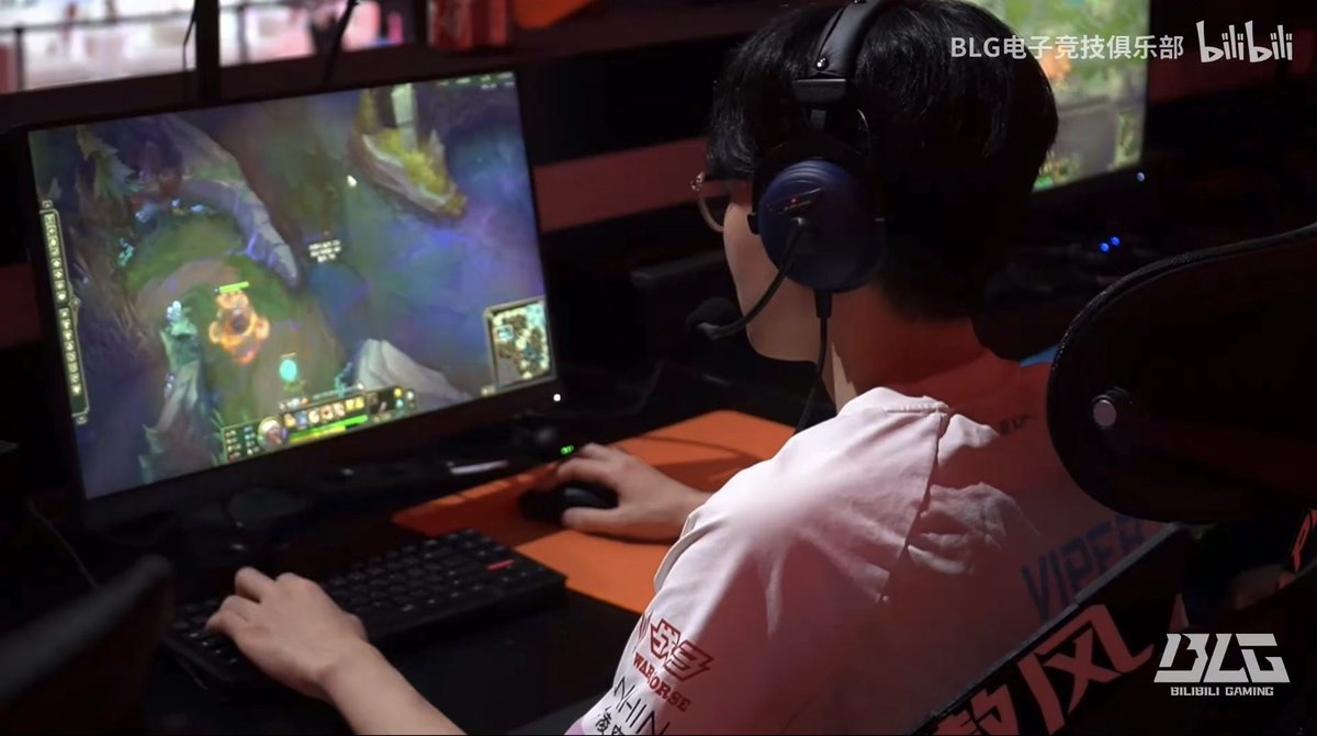 maybe_macy_'s tweet photo. Viper using the Artisan NINJA FX ZERO mousepad

🎥：我记得到贤的鼠标垫跟你是同款吧？
🎤：跟我是同款？
🎥：我忘记了
🎤：哪个？你说的是哪个？
🎥：就那个橘… 橘红色的那个，名字我忘了
🎤：那个… 剑匠啊！
🎥：诶，对对对
🎤：就那个大的橙色的
🎥：对，你问… 每次他都不想折，我都给他拎着，他很专业的
🎤：他那个鼠标垫确实不能折啊！
🎥：对，他如果… 他很细节、很专业