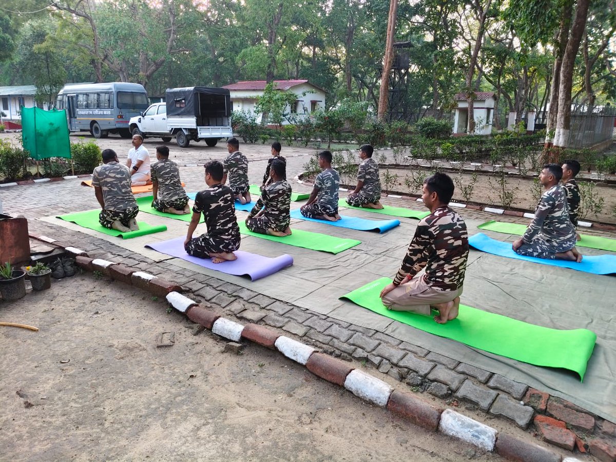 🧘‍♂️ संकल्प • सुरक्षा • स्वास्थ्य 🇮🇳
तृतीय वाहिनी सशस्त्र सीमा बल, लखीमपुर खीरी की सीमा चौकी चंदन चौकी में जवानों द्वारा योगाभ्यास किया गया।
योग के माध्यम से स्वस्थ शरीर, सशक्त मन और राष्ट्र सेवा के प्रति अटूट समर्पण का संदेश दिया गया। 💪
<a href="/SSB_INDIA/">Sashastra Seema Bal</a> <a href="/SSBFTRLUCKNOW/">SSB FTR LUCKNOW</a> <a href="/SectorSsb/">@SSBSHQLAKHIMPUR</a>