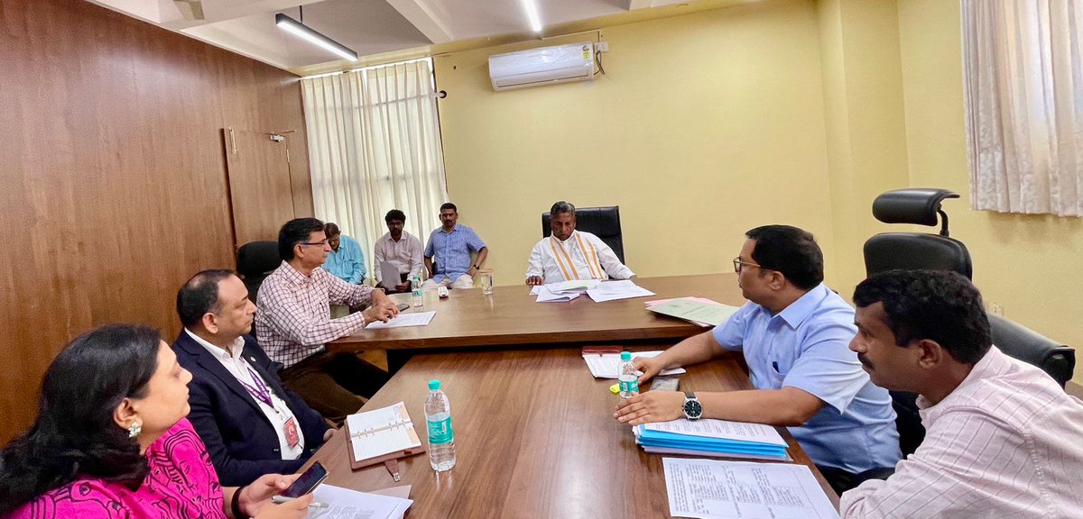 ಇಂದು ವಸಂತನಗರದಲ್ಲಿರುವ ಆಹಾರ ಮತ್ತು ನಾಗರಿಕ ಸರಬರಾಜು ನಿಗಮ ಕಚೇರಿಯಲ್ಲಿ ಮಾನ್ಯ ಆಹಾರ ಮತ್ತು ನಾಗರಿಕ ಸರಬರಾಜು ಇಲಾಖೆ ಸಚಿವರಾದ ಶ್ರೀ ಕೆ.ಹೆಚ್. ಮುನಿಯಪ್ಪ ಅವರ ನೇತೃತ್ವದಲ್ಲಿ IOC,BPC,HPC,GAIL ನ ತೈಲ ಸಂಸ್ಥೆಗಳ ಅಧಿಕಾರಿಗಳೊಂದಿಗೆ ಎಲ್‌ಪಿಜಿ ಸಿಲಿಂಡರ್ ಹಾಗೂ ಆಟೋ ಎಲ್‌ಪಿಜಿ ಸಂಬಂಧಿತ ಸಮಸ್ಯೆಗಳ ಕುರಿತು ಮಹತ್ವದ ಸಭೆ ನಡೆಯಿತು.