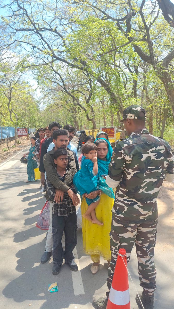 9BnSSB_INDIA's tweet photo. जरवा–कोइलाबास चेक पोस्ट पर SSB जवानों द्वारा की गई नियमित जांच एवं निगरानी से सीमा क्षेत्र में सुरक्षा व्यवस्था प्रभावी हुई।
#SSB_INDIA
#SSBFTRLUCKNOW
#SSBSHQGKP
#BorderSecurity
#CheckPostDuty
#SeemaSuraksha
#SecureBorders
#VigilantForce
#NationFirst https://t.co/bkmc67qKH8