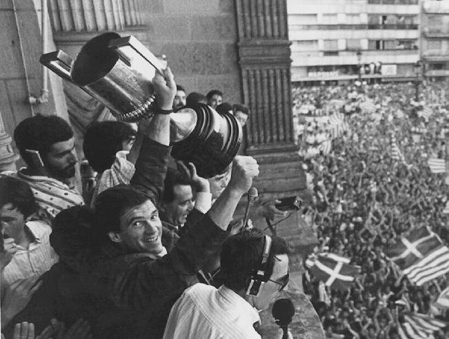 🏆 Luis Arconada ofrece la Copa a la multitud congregada en Alderdi Eder (1987) #realsociedad 

¡Quedan 8️⃣ días! #GUazenREALA