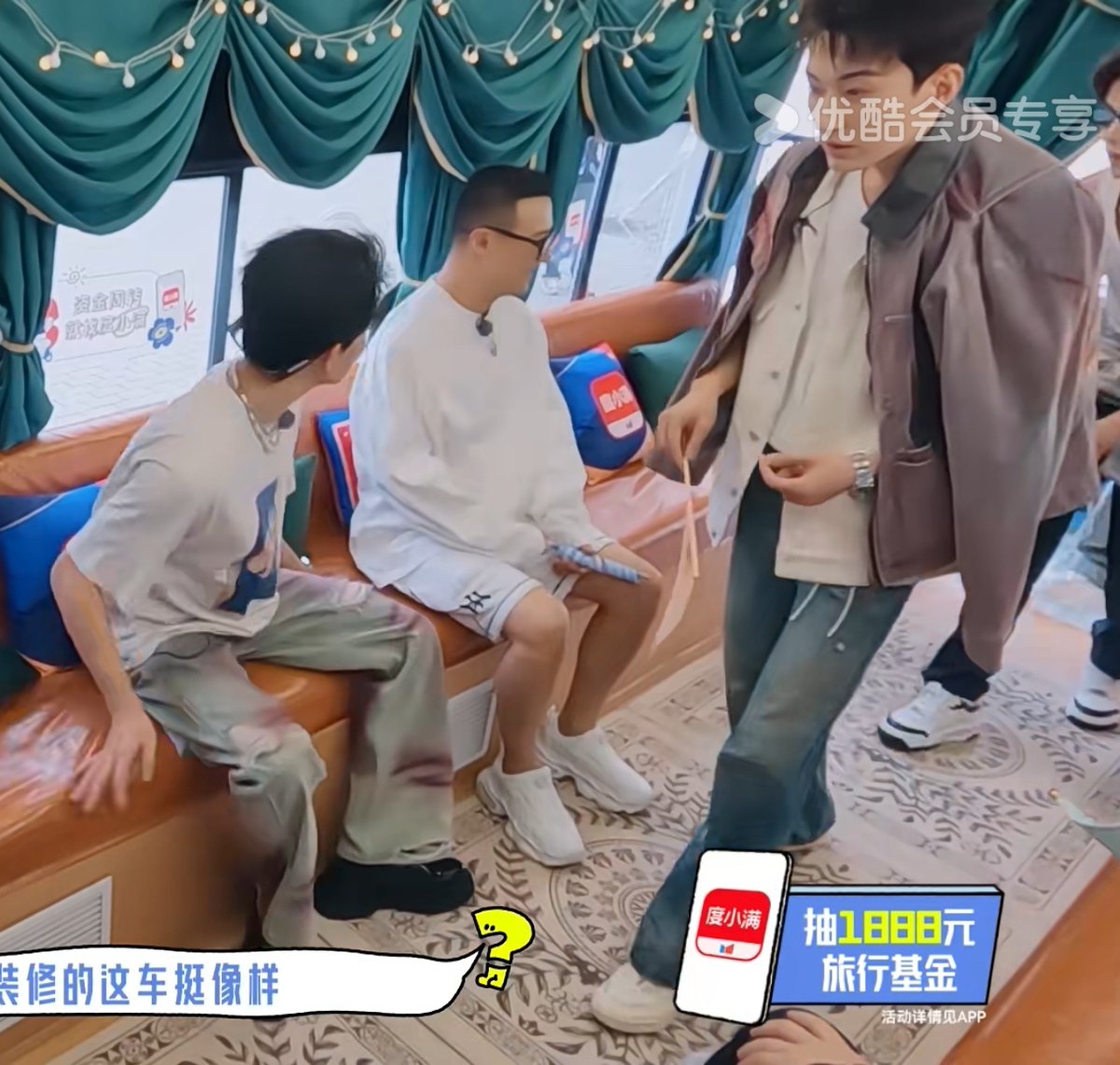 lychii79's tweet photo. Not many people noticed this but on #RandomJourneyOnTheWay Liu Xueyi was rubbing his arms like he's cold and you see a glimpse of Guangguang giving him his jacket. He's so nice and no one would notice since it happened in the background. #XiaZhiguang https://t.co/whHW1m9nPB