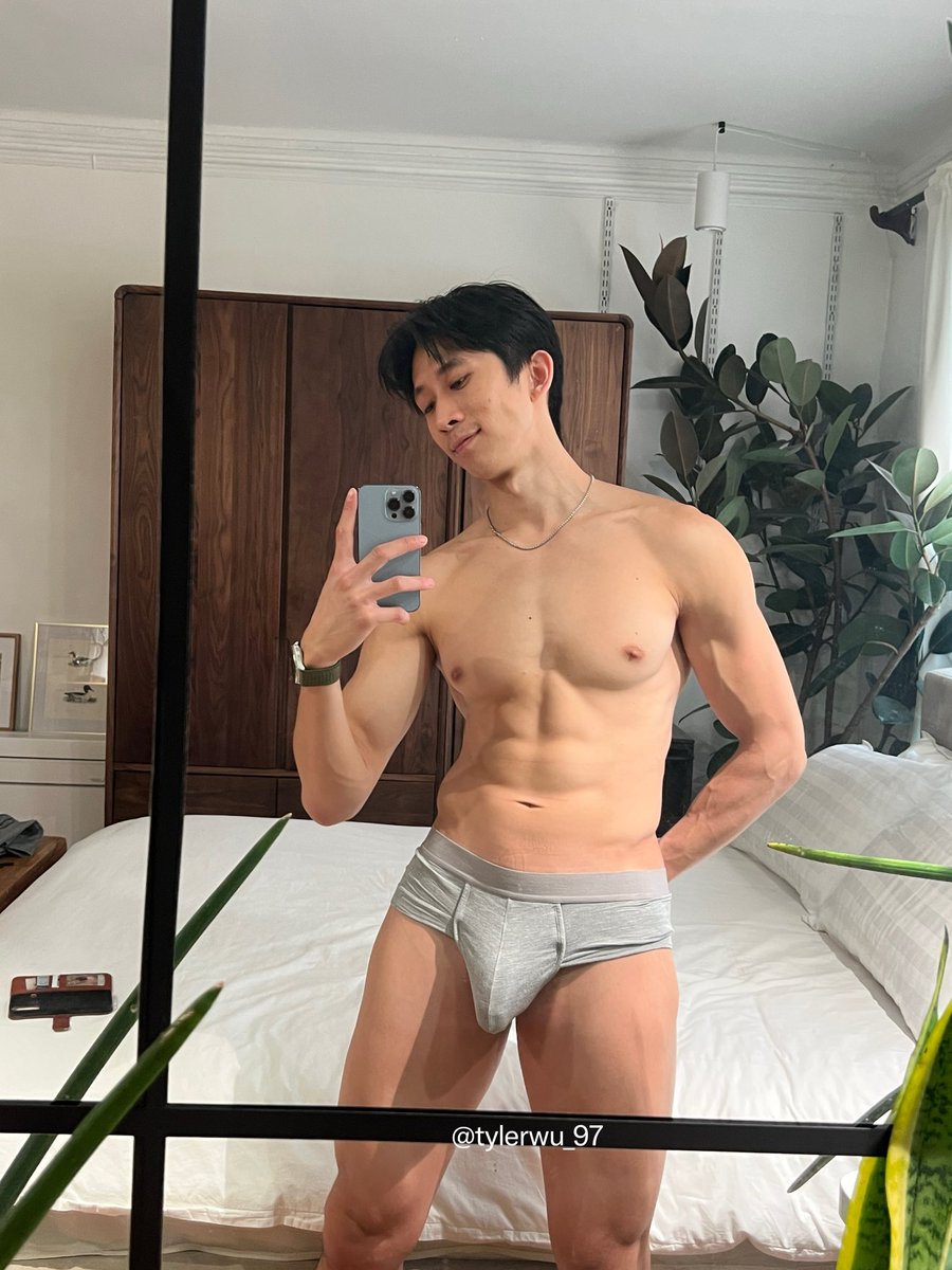 TylerWu_97's tweet photo. Who goes to equinox in NYC… show me your dick if you wanna meet 👀 https://t.co/u0uaFjXY5e