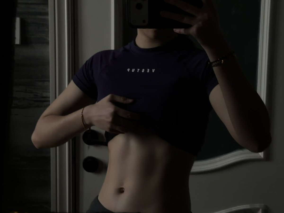 FTibette's tweet image. 腹肌什么时候能成块👉🏻👈🏻
#les #wlw #女同 #lesbian