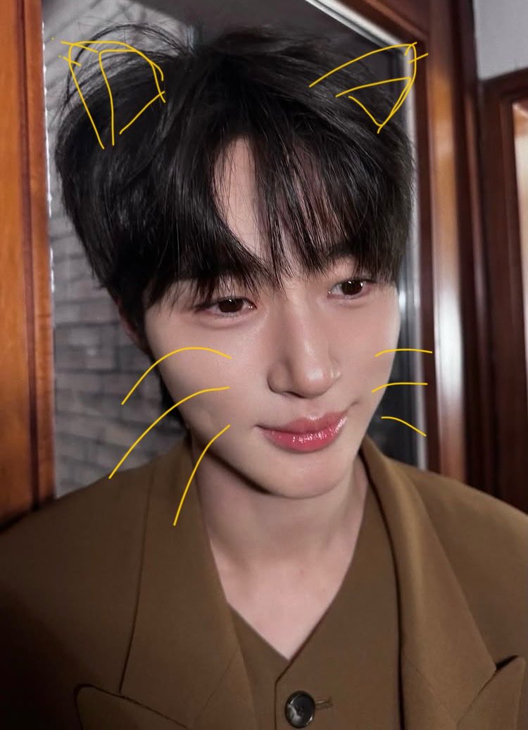 ふあ。あと数時間で始まるのにボンヤリして来たからつい遊んでしまったわ。。
なんかチュール食べたんかってゆうぐらいうっとりしてるね😹