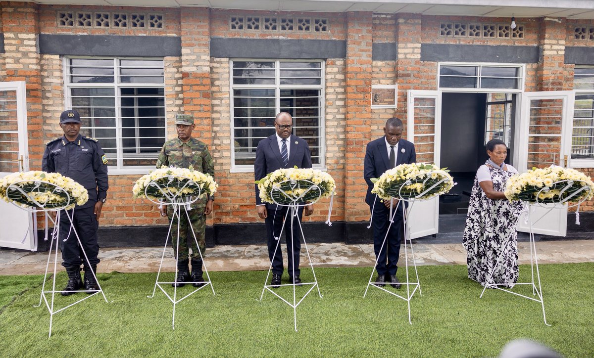 PrimatureRwanda's tweet photo. Today, Prime Minister Nsengiyumva joined residents of Ngororero District for the 32nd commemoration of the 1994 Genocide against the Tutsi. #Kwibuka32

In his remarks, the Prime Minister emphasized: "Commemorating the Genocide against the Tutsi and drawing lessons from Rwanda’s tragic past, rooted in colonialism and the poor governance of the First and Second Republics, remains a responsibility that we, as Rwandans, have consciously embraced and will continue to uphold. Equally, fighting against genocide ideology is our lifelong responsibility."
---------------------
Uyu munsi, Minisitiri w’Intebe Nsengiyumva yifatanyije n'abaturage b'Akarere ka Ngororero mu kwibuka ku nshuro ya 32 Jenoside yakorewe Abatutsi mu 1994.  #Kwibuka32

Mu ijambo rye, yagize ati, "Kwibuka Jenoside yakorewe Abatutsi no kwigira ku mateka mabi u Rwanda rwahuye nayo, biturutse ku bukoloni n’ubutegetsi bubi bwa Repubulika ya mbere n’iya kabiri, ni inshingano Abanyarwanda twahisemo kandi tuzakomeza kwitaho. Kurwanya ingengabitekerezo ya Jenoside nabyo ni inshingano tutazatezukaho."