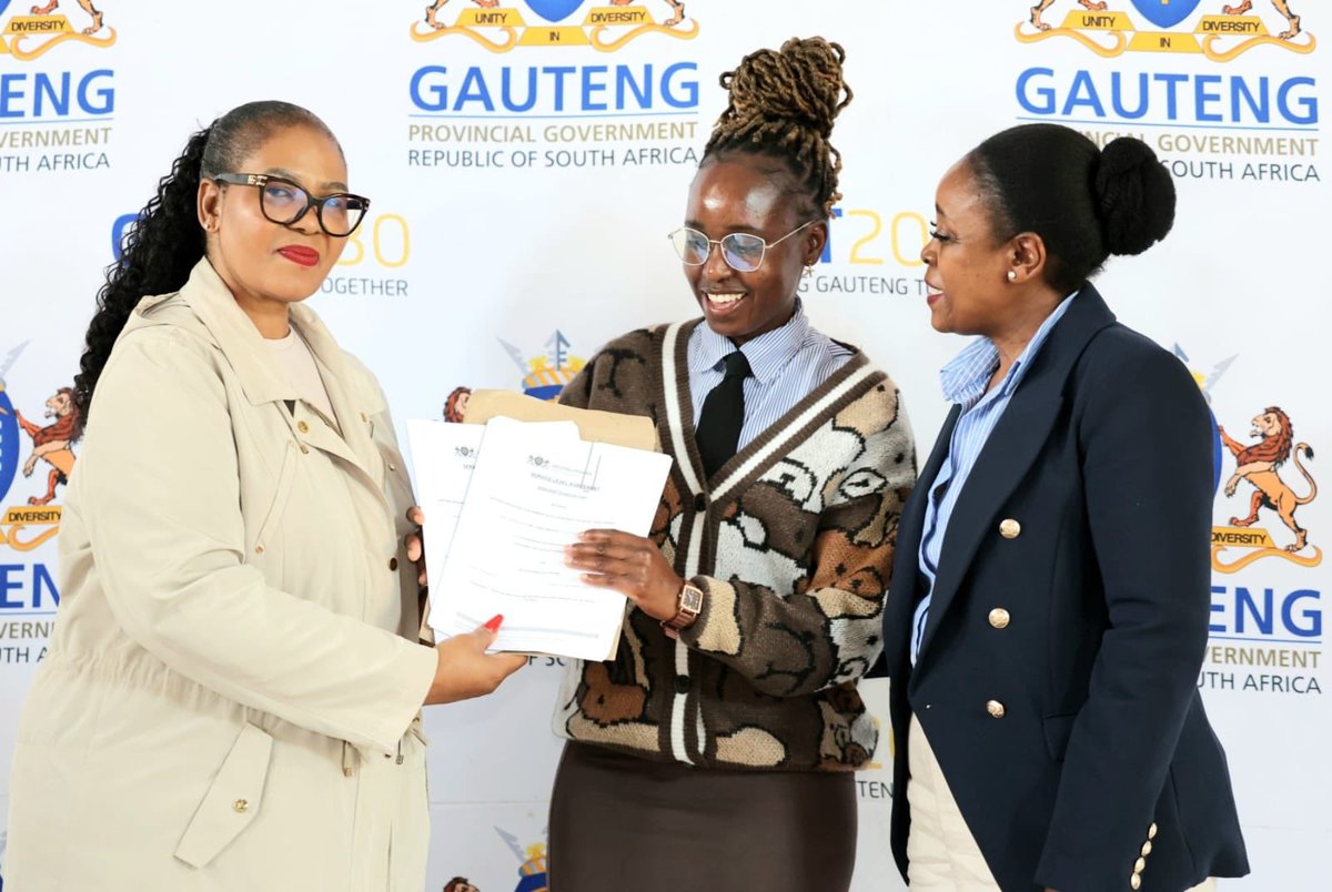 gpgSocDev's tweet photo. MEC @NkomoNomantu is today handing over the SLAs for Non-Profit Organisations in Western Corridor. The NPOs who received the SLAs for signature are: Disability Sector, Families, HIV &amp; AIDS, Child and Youth Care Centres and Older Persons.

#GGT2030 #asifakangasigalelekile https://t.co/HSijEHq3Io
