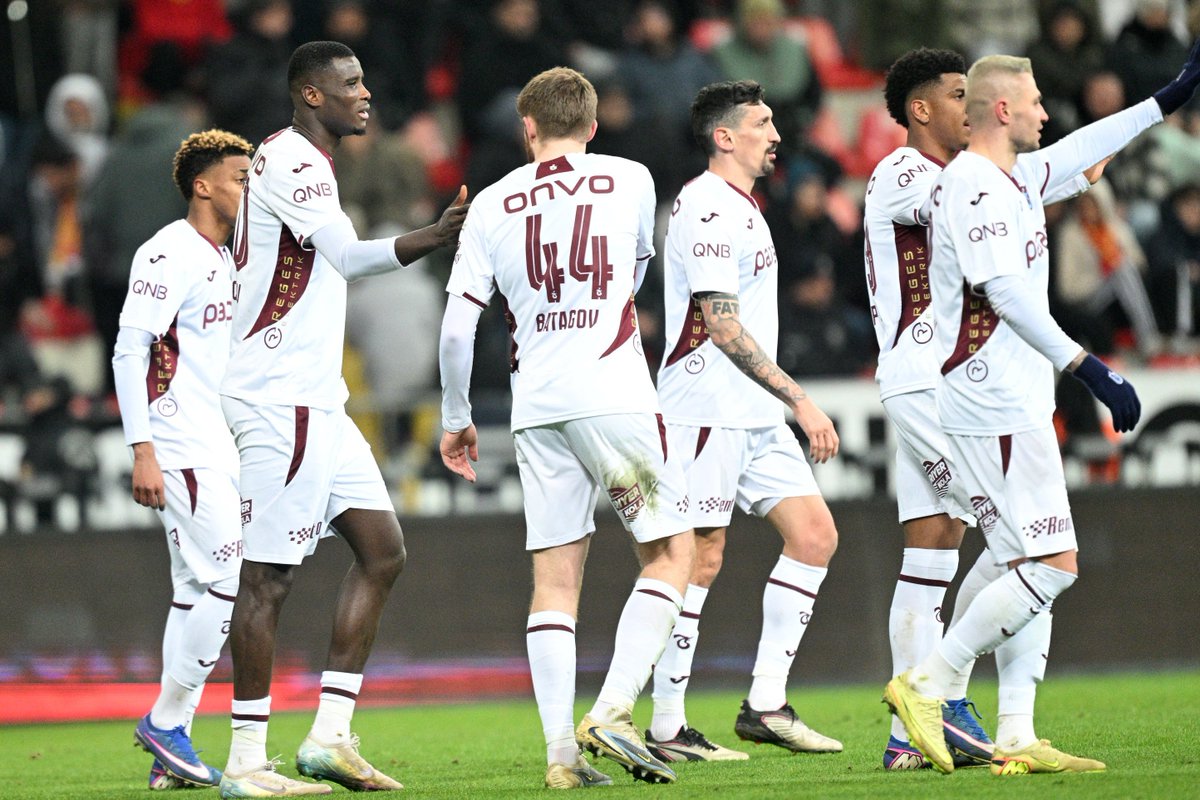 Trabzonmarkt's tweet photo. Trabzonspor'da 6 oyuncu kart sınırında bulunuyor.

Karadeniz ekibinde, 3 sarı kartları bulunan Onana, Ozan Tufan, Savic, Muçi, Folcarelli ve Pina kart görmeleri halinde gelecek hafta RAMS Başakşehir ile Trabzon'da oynanacak karşılaşmada görev alamayacak. https://t.co/QqP95MyHMK