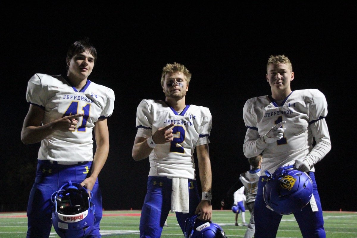 BretGennoe_2027's tweet photo. Blessed to be apart of such an awesome year! AGTG!!!
11-2 record Regional Champs
111tackles, 8tfls, 2ff
1fr, 3pd
225bench, 335squat
4.88 40yd
@TheD_Zone @MichFBFrenzy 
https://t.co/Vf7ngm8XE9 https://t.co/lxXOggfMGh