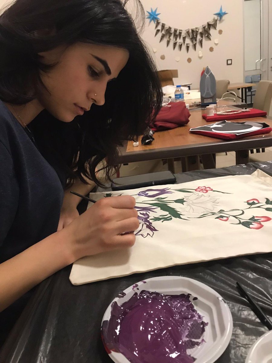 SakaryaKYGM's tweet photo. 📍Akyazı Yurdu 

El Sanatları kursunda bu hafta ‘Çanta Boyama Atölyesi’ gerçekleştirildi. Öğrencilerimiz kendileri için birbirinden güzel çantalar boyadılar.💫🖌️🎨 https://t.co/fp1honkbrS