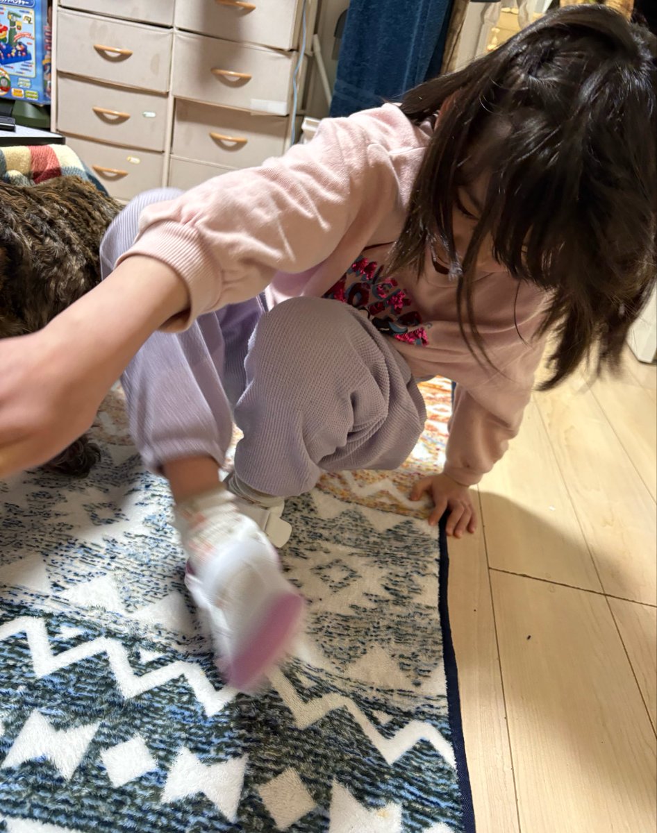ito_hinako33's tweet photo. さっちゃん、ダンス教室に入会☝️
教室用の靴を買ったよ。
いろんなダンス技を教えてもらって、復習中。 https://t.co/guU8PLJ2HQ