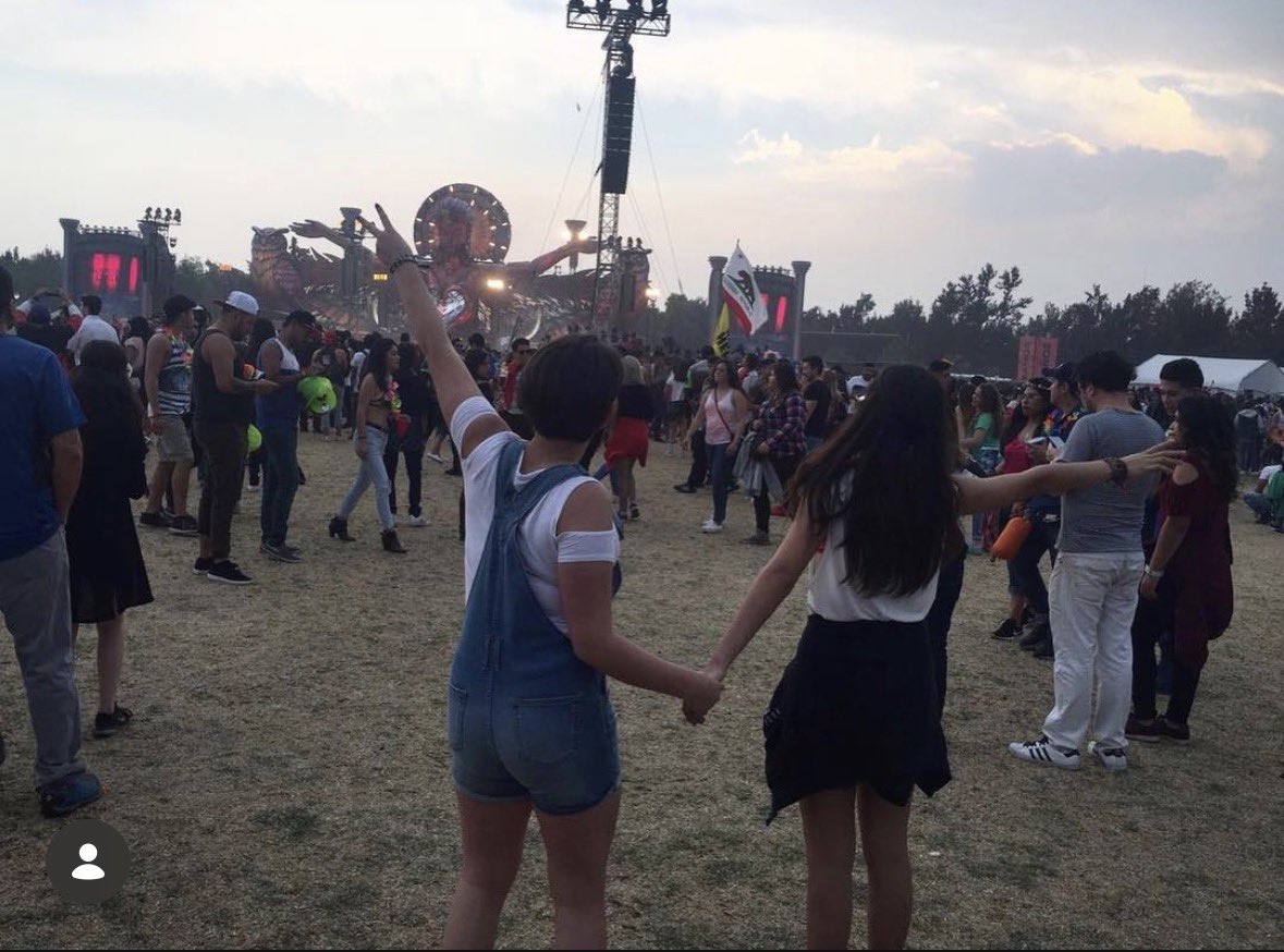 anaa_esc's tweet photo. A veces solo quiero tener 13 años y volver al EDC por primera vez https://t.co/J1p805LSN6