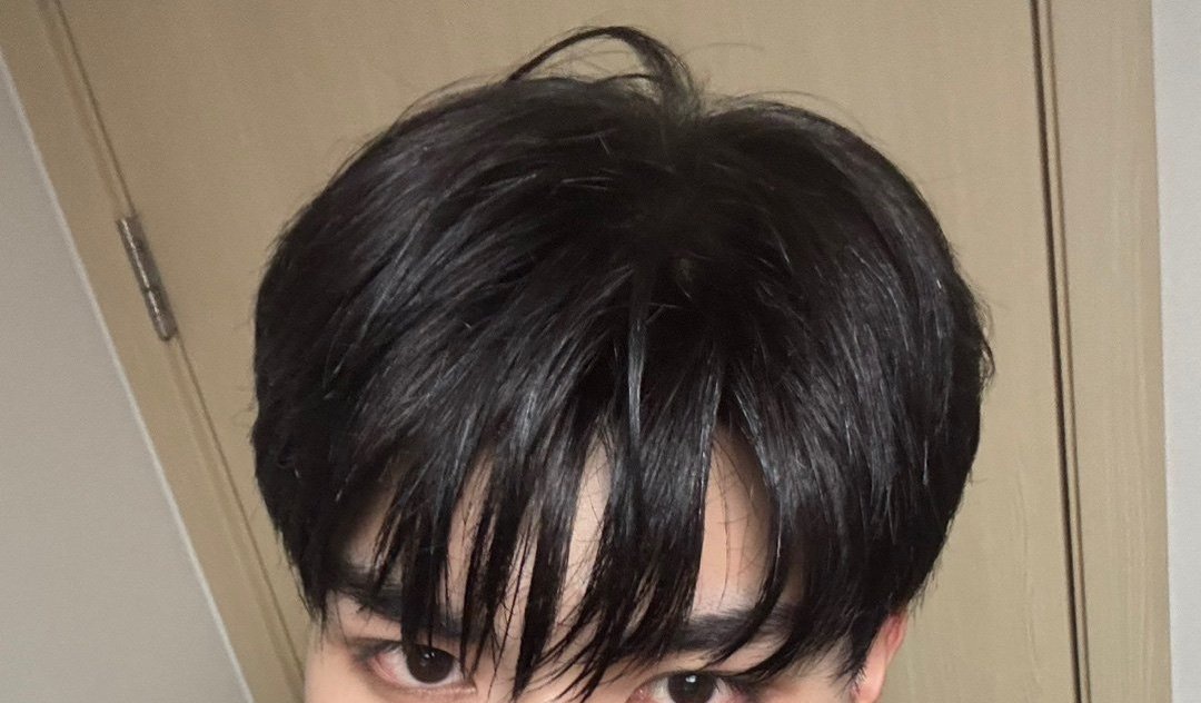 crumblwook's tweet photo. we all need to talk about his stubborn ahoge https://t.co/Jt7ZLTLt7o