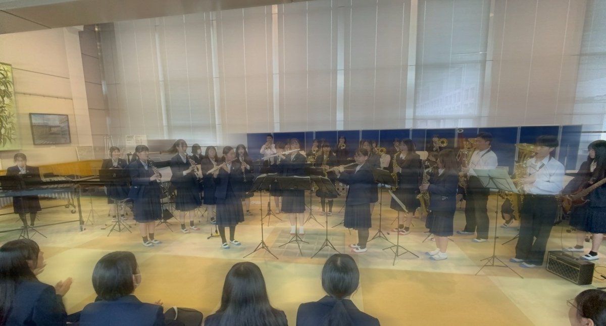 nicosui1's tweet photo. 新入生の皆さんご入学おめでとうございます🌸
本日生徒ホールで新入生歓迎パフォーマンスを行いました🎵13日~15日の昼休み、14日の放課後もパフォーマンスを行います🎺
また、放課後は特別棟1階視聴覚室で楽器体を行っております🎹新入生の皆様にお会いできることを部員一同楽しみにしております!‼️ https://t.co/hAvQhO4xIj