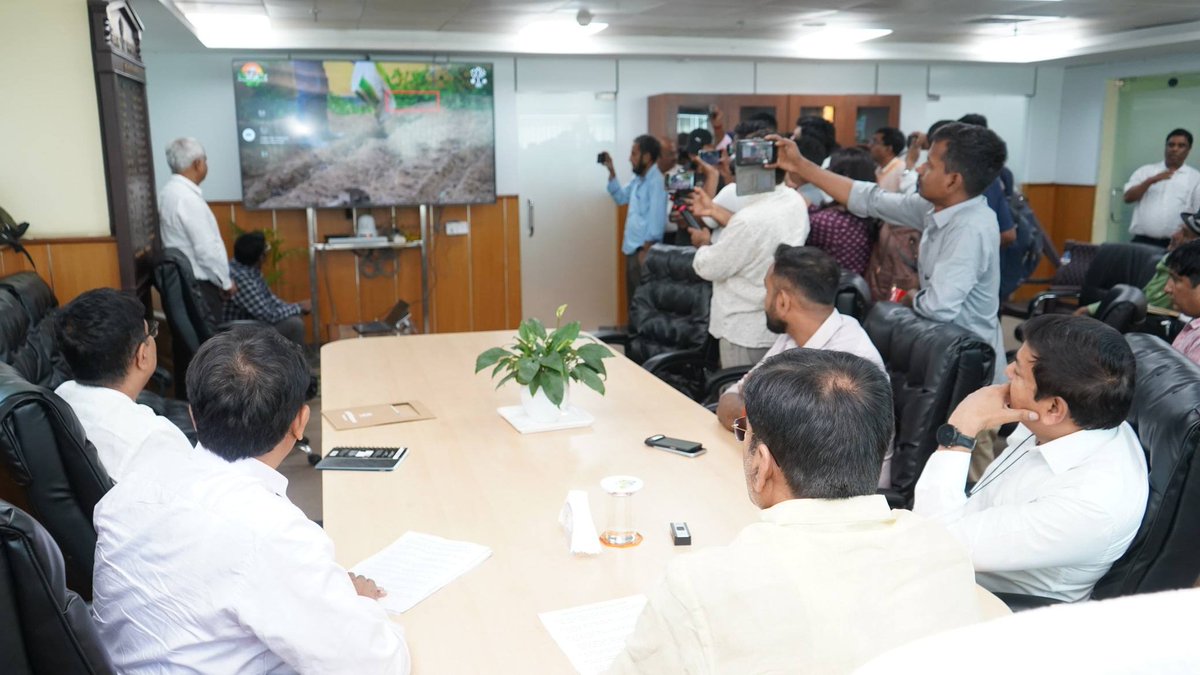 soilconservebih's tweet image. किसानों की सुविधा व पारदर्शिता की दिशा में बड़ा कदम 
माननीय कृषि मंत्री श्री राम कृपाल यादव जी ने कृषि भवन, मीठापुर में Bihar Krishi Mobile App में रियल-टाइम उर्वरक उपलब्धता सुविधा का शुभारंभ किया।
@ramkripalmp 
@Agribih 
#Bihar #Krishi #Farmers #DigitalIndia #Agriculture