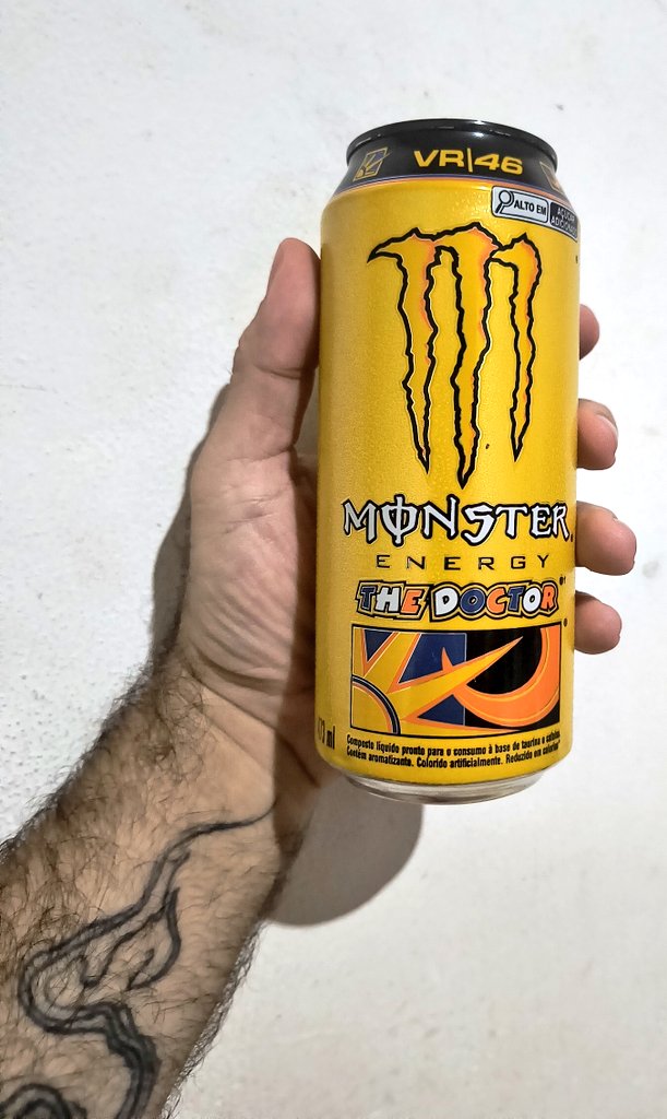 Lembro de uma galera tempos atrás pagando 30 ou 40 dinheiros pra pegar uma dessa importada e quente, eu hoje paguei só 10, tava geladona no Pão de Açúcar sem nem fazer força rs. Agora quero provar o Monster Ultra Strawberry que ainda não achei @monsterenergybr #energydrink