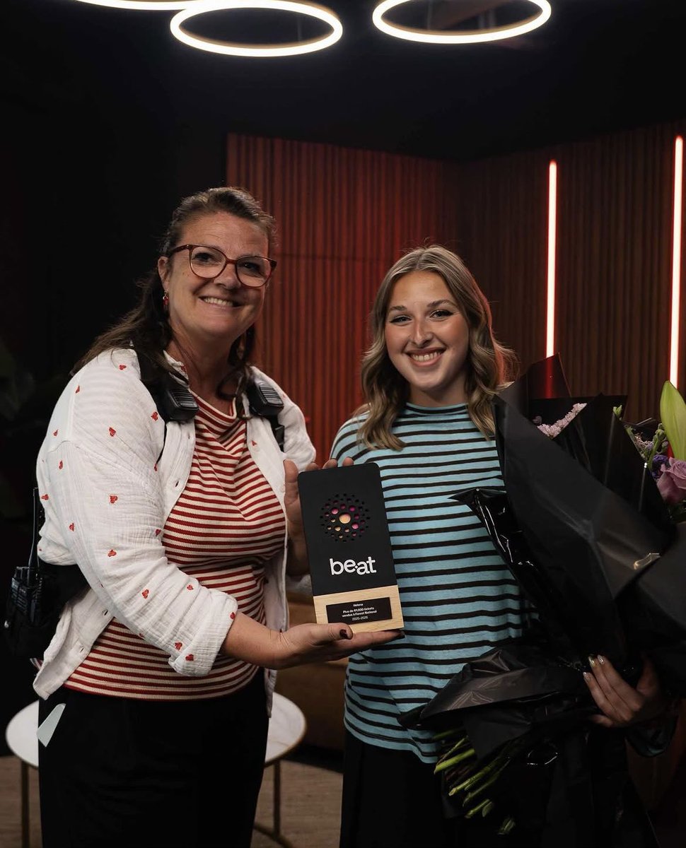 Helenaudpates's tweet image. Avec ses 5 concerts sold out à @forestnational Helena est au sommet musical Belge 🥳 Pour fêter cette occasion la directrice de la salle mythique lui a remis un Be•At Award et un magnifique bouquet de fleurs 💐 

#HelenaBailly