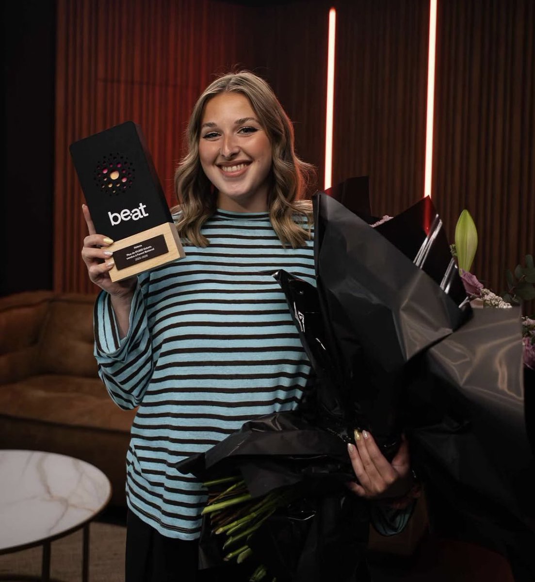 Helenaudpates's tweet image. Avec ses 5 concerts sold out à @forestnational Helena est au sommet musical Belge 🥳 Pour fêter cette occasion la directrice de la salle mythique lui a remis un Be•At Award et un magnifique bouquet de fleurs 💐 

#HelenaBailly