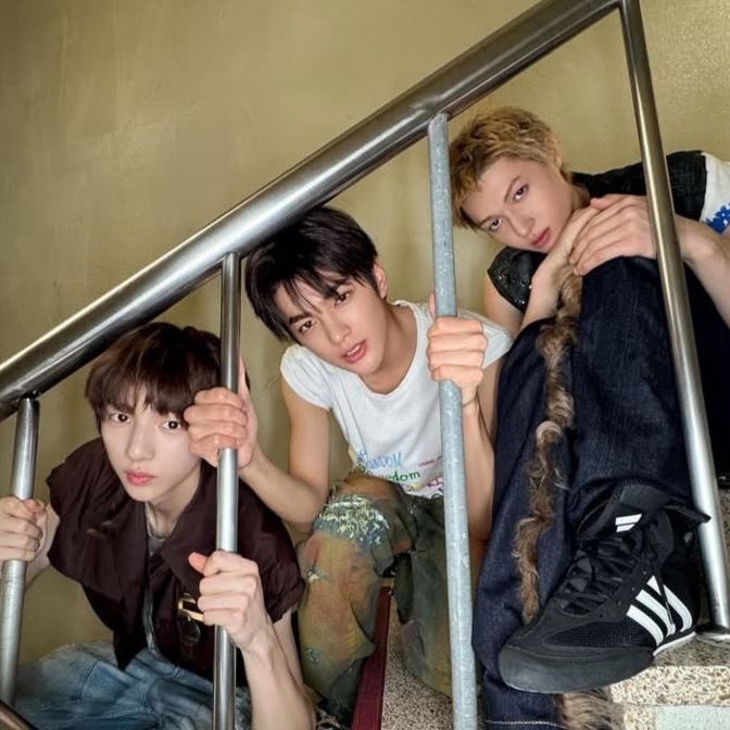 vievie is RED tweet media