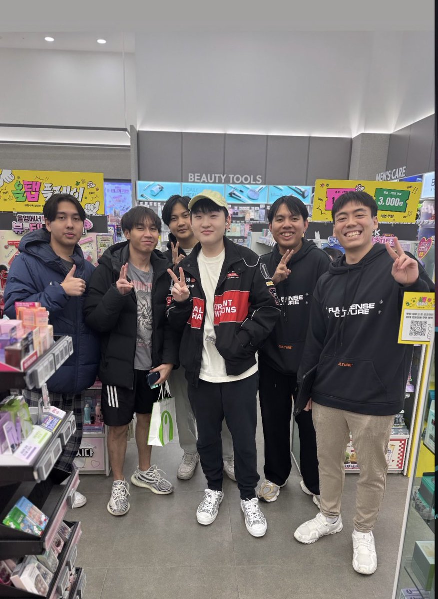 why does it look like they took a pic with a celebrity 😭😭😭😭