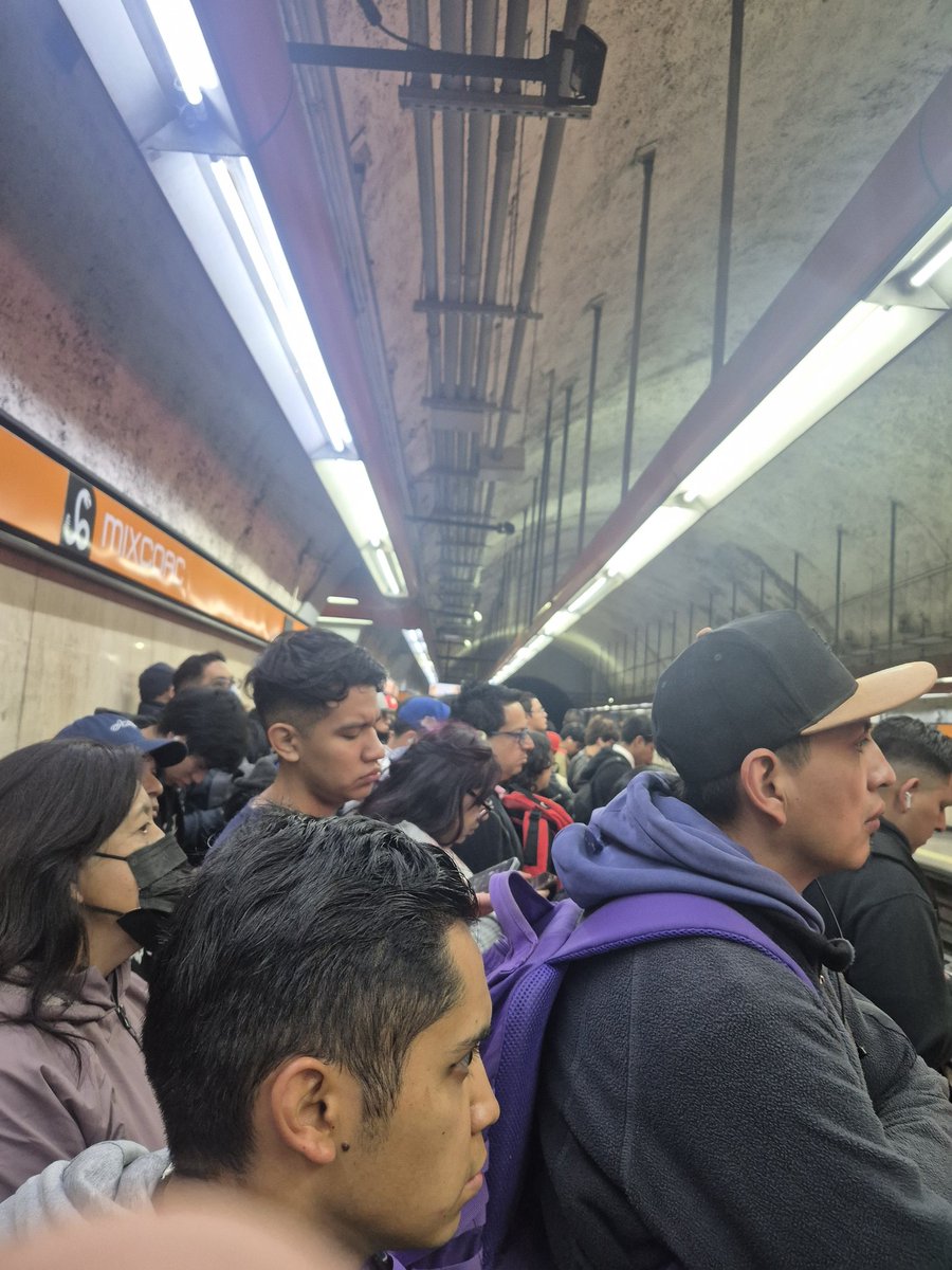 David_dhgunam's tweet photo. @MetroCDMX Línea 7 estación mixcoac dirección el rosario el anden ya está casi lleno. https://t.co/Phy9bDYSLC
