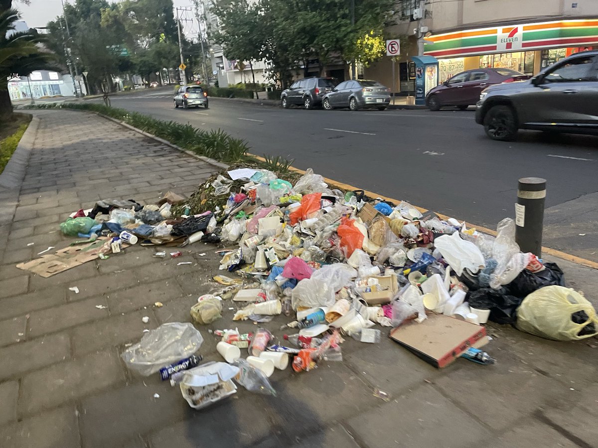 Wallce74's tweet photo. @AccionesBJ 
@BJAlcaldia 
Desgraciadamente otra vez. Hicieron un tiradero de basura. En glorieta SCOP 
Por favor ayuda nuevamente para retirar , estaba limpio hace 24 hrs 
Gracias https://t.co/3ufxGNXH46