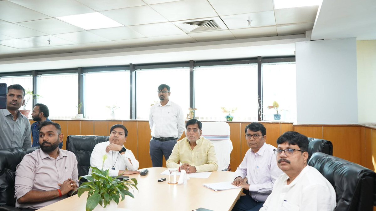 soilconservebih's tweet image. किसानों की सुविधा व पारदर्शिता की दिशा में बड़ा कदम 
माननीय कृषि मंत्री श्री राम कृपाल यादव जी ने कृषि भवन, मीठापुर में Bihar Krishi Mobile App में रियल-टाइम उर्वरक उपलब्धता सुविधा का शुभारंभ किया।
@ramkripalmp 
@Agribih 
#Bihar #Krishi #Farmers #DigitalIndia #Agriculture