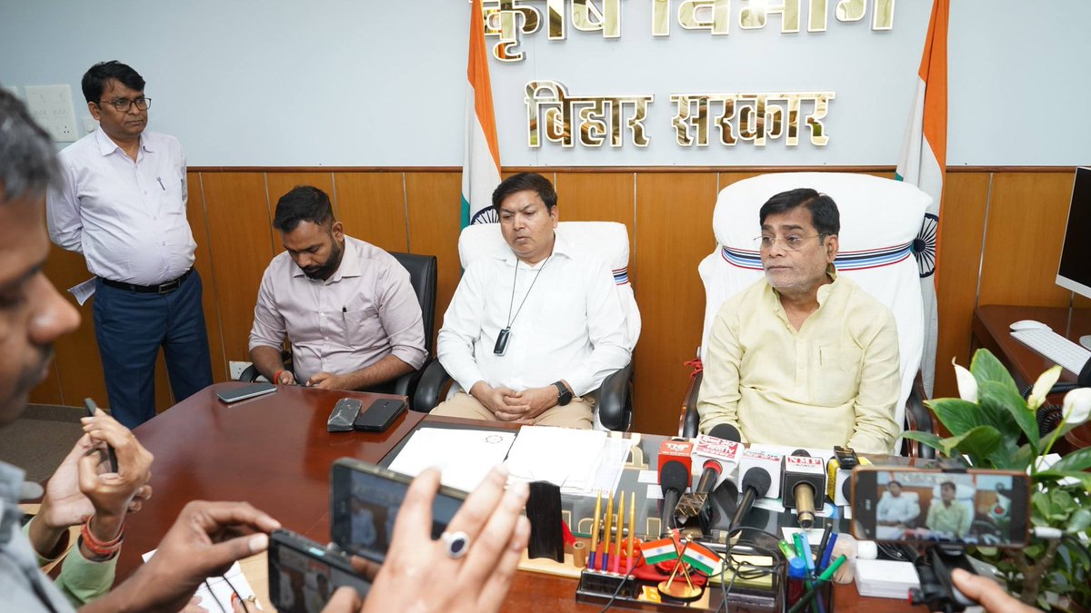 soilconservebih's tweet image. किसानों की सुविधा व पारदर्शिता की दिशा में बड़ा कदम 
माननीय कृषि मंत्री श्री राम कृपाल यादव जी ने कृषि भवन, मीठापुर में Bihar Krishi Mobile App में रियल-टाइम उर्वरक उपलब्धता सुविधा का शुभारंभ किया।
@ramkripalmp 
@Agribih 
#Bihar #Krishi #Farmers #DigitalIndia #Agriculture