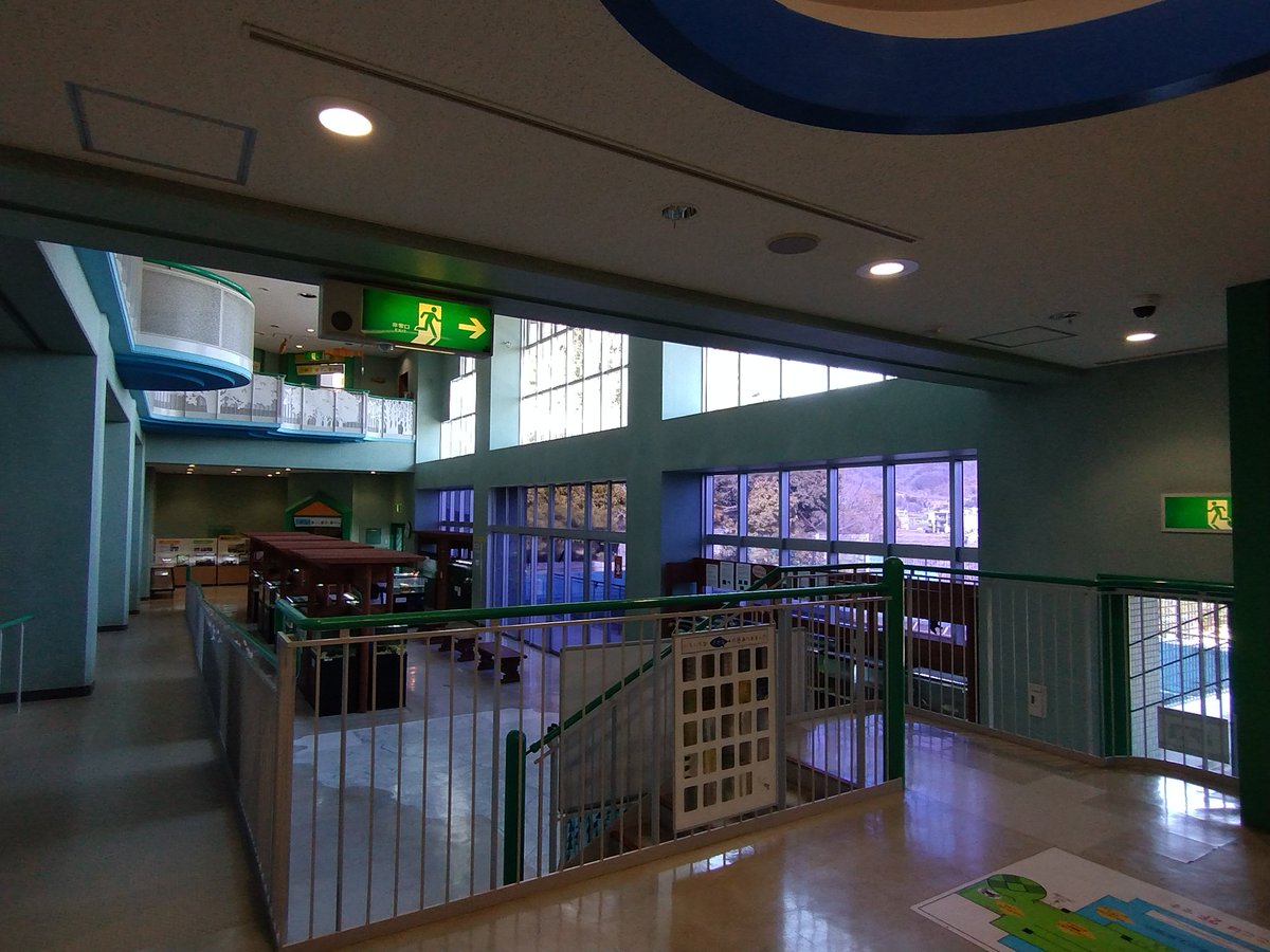 Bgdr_84's tweet image. 吹き抜けにうっすら差し込む紫色の光が妙に心地よくて、ここから帰れない。
 #微風ゾーン  #Dreamcore