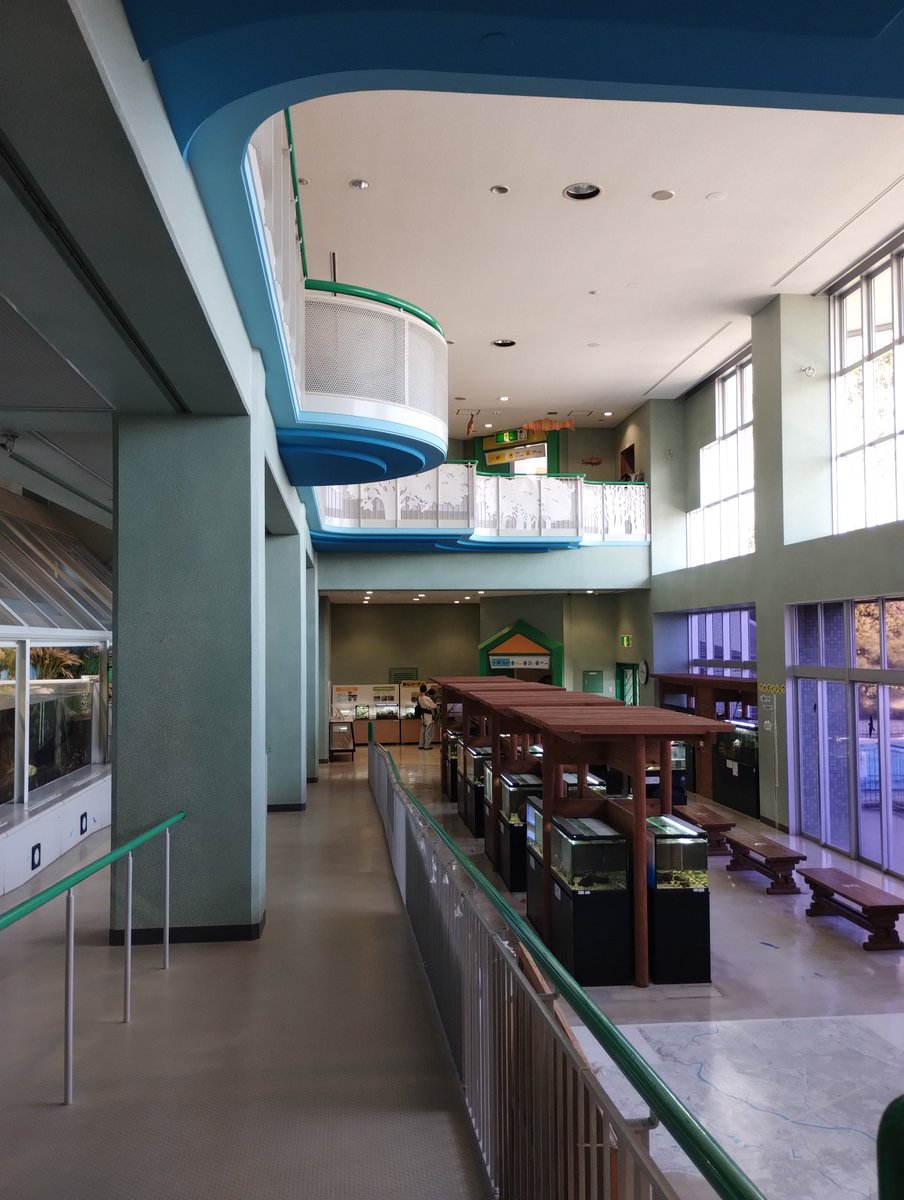 Bgdr_84's tweet image. 吹き抜けにうっすら差し込む紫色の光が妙に心地よくて、ここから帰れない。
 #微風ゾーン  #Dreamcore