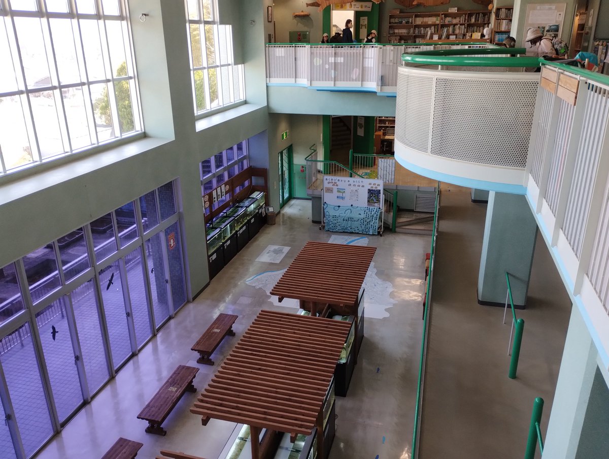 Bgdr_84's tweet image. 吹き抜けにうっすら差し込む紫色の光が妙に心地よくて、ここから帰れない。
 #微風ゾーン  #Dreamcore