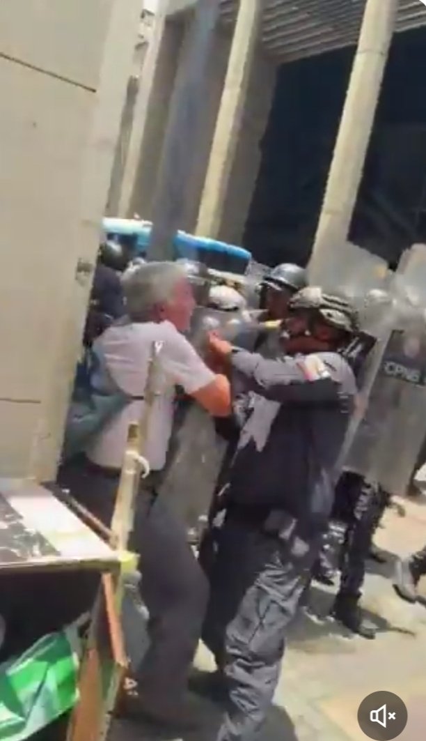 MENSAJE A LOS UNIFORMADOS VENEZOLANOS!

AYER COMETIERON UN GRAN ERROR!
LAS IMÁGENES ESTÁN Y SUS CARAS TAMBIÉN!
EL MUNDO LOS VIÓ!

DELCY RODRÍGUEZ Y LOS GENERALES TAL VEZ TENGAN JUICIO Y PRISIÓN!
PERO USTEDES SON EXCREMENTOS Y NO CORRERÁN LA MISMA SUERTE!

Mr.EMI