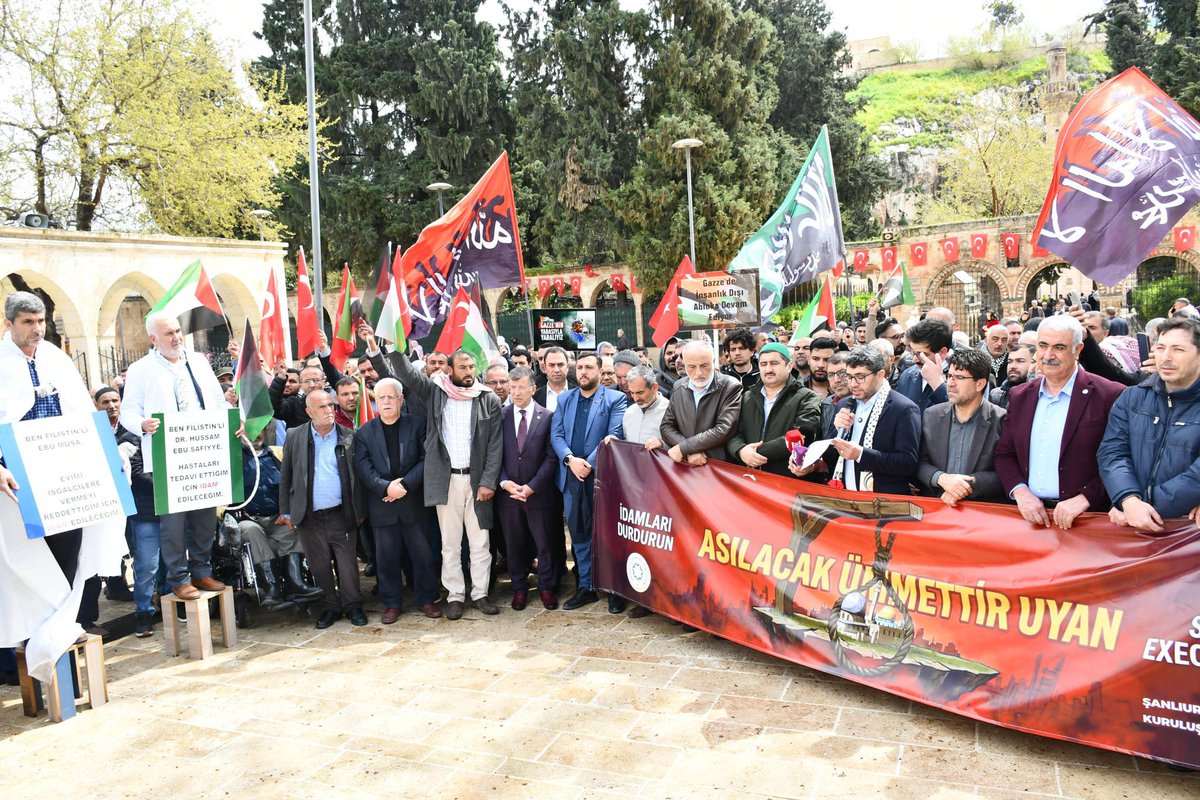 AK Parti Eyyübiye İlçe Başkanımız Sayın Süleyman Elgün, yönetim kurulu üyelerimiz ve sivil toplum kuruluşlarımızın temsilcileriyle birlikte, Cuma namazı sonrası Dergâh Camii önünde düzenlenen “Gazze’deki zulme dur de” basın açıklamasına katıldık.

Gazze’de yaşanan insanlık