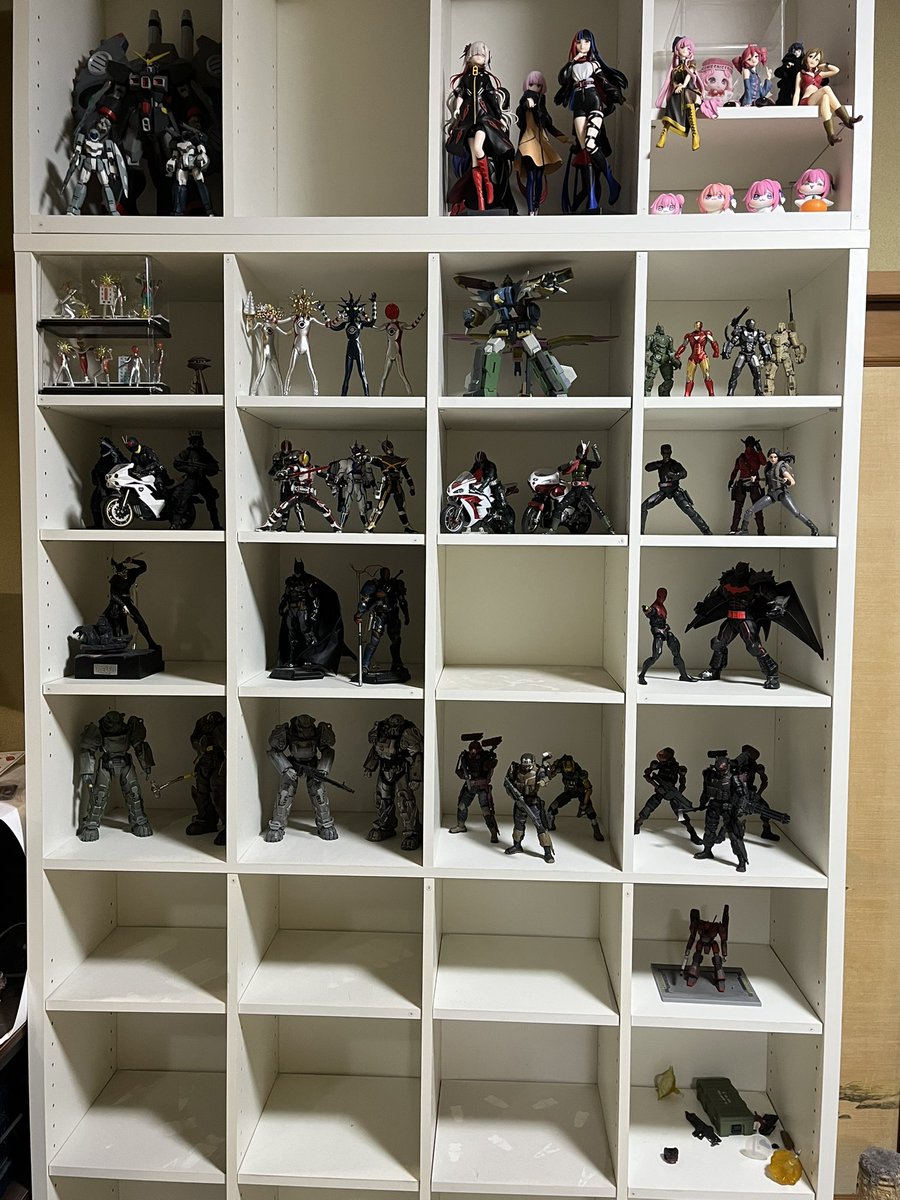 旧棚はアメトイや中華トイ、美少女系など雑多な棚に