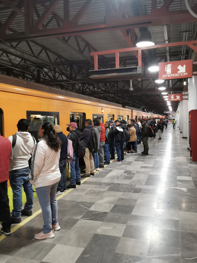 MetroCDMX's tweet image. #MetroAlMomento: 

Se registra buen avance y circulación constante de trenes en las Líneas 2, 3, 5, 8, A y B

Las Líneas 1, 7 y 12  presentan afluencia alta, lo que puede generar mayores tiempos de espera en andenes y durante el abordaje de trenes. Personal del Sistema se