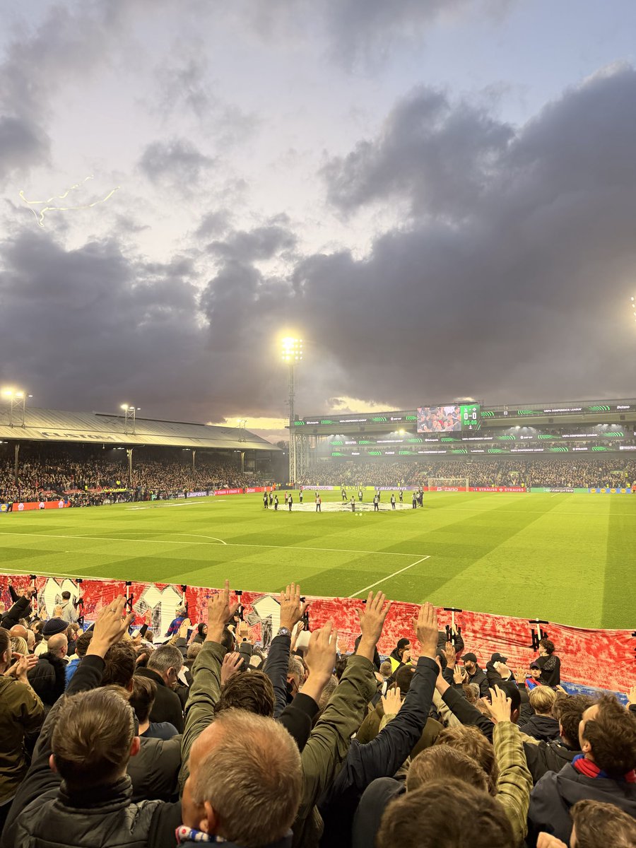 trij003's tweet image. Last night was the Selhurst atmosphere we all loved &amp;amp; have missed in recent months, it was great to see SE25 in full passion again 🔴🔵🦅 #cpfc #fans #uecl
