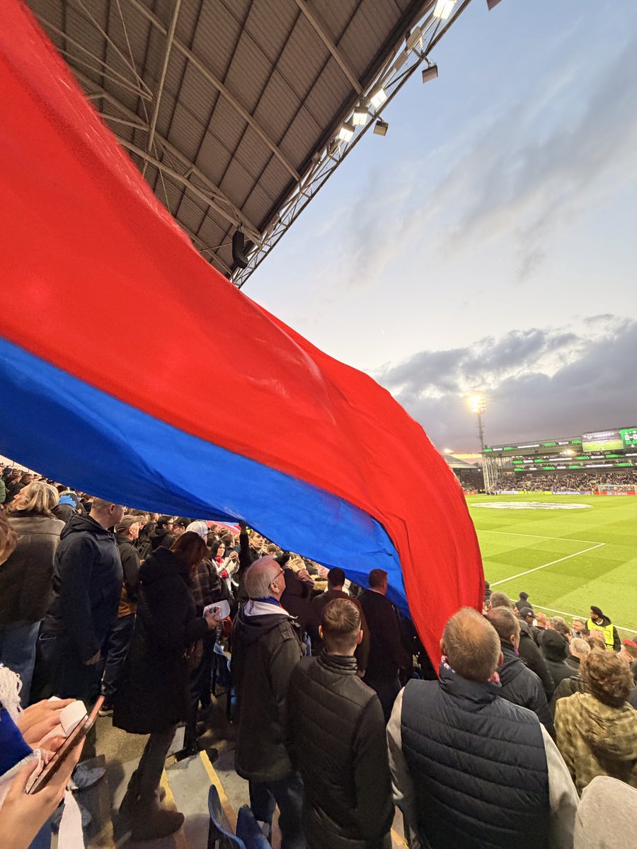 trij003's tweet image. Last night was the Selhurst atmosphere we all loved &amp;amp; have missed in recent months, it was great to see SE25 in full passion again 🔴🔵🦅 #cpfc #fans #uecl
