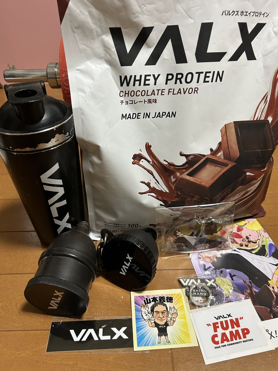 namatake08's tweet photo. 届きました〜😊黒でした！初代とVALXグッズ達😊菊池風磨のアクリルは娘に🎁
#VALX #筋トレおじさん https://t.co/Ee8cFGQcMb
